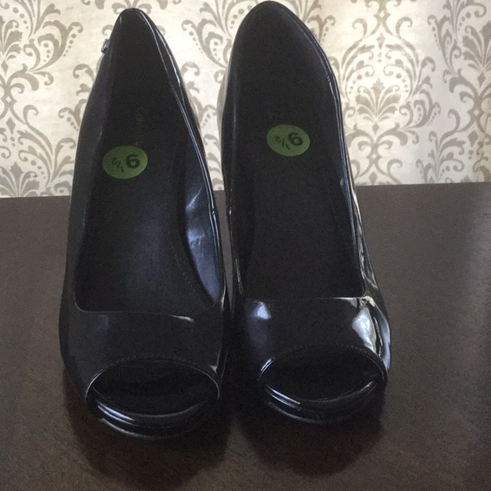 Black peep toe pumps